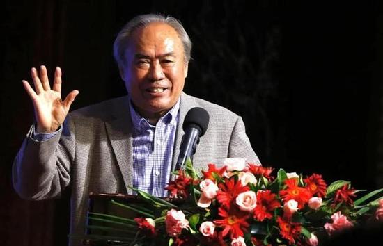 四年夜家族之一的金虎堡堡主在一次押镖途中，被四名蒙面僧人劫杀。叶青花被思疑与此案有关，游侠雷迅助友洗脱嫌疑，竟卷进奇案，三闯少林找出四名僧人，当众伏诛，觉得本相年夜白；岂料，四名僧人又处处杀人，雷迅才知道被人操纵，激发连场打架。